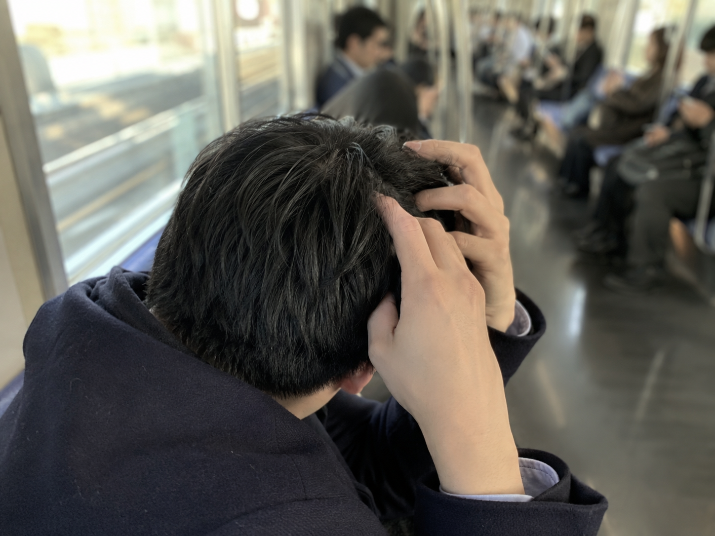 朝8時すぎ、通勤電車の座席