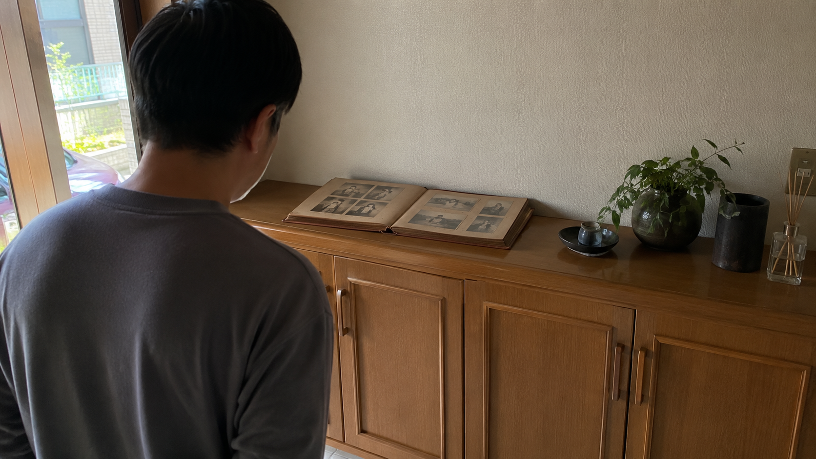 実家の棚、開いたアルバム