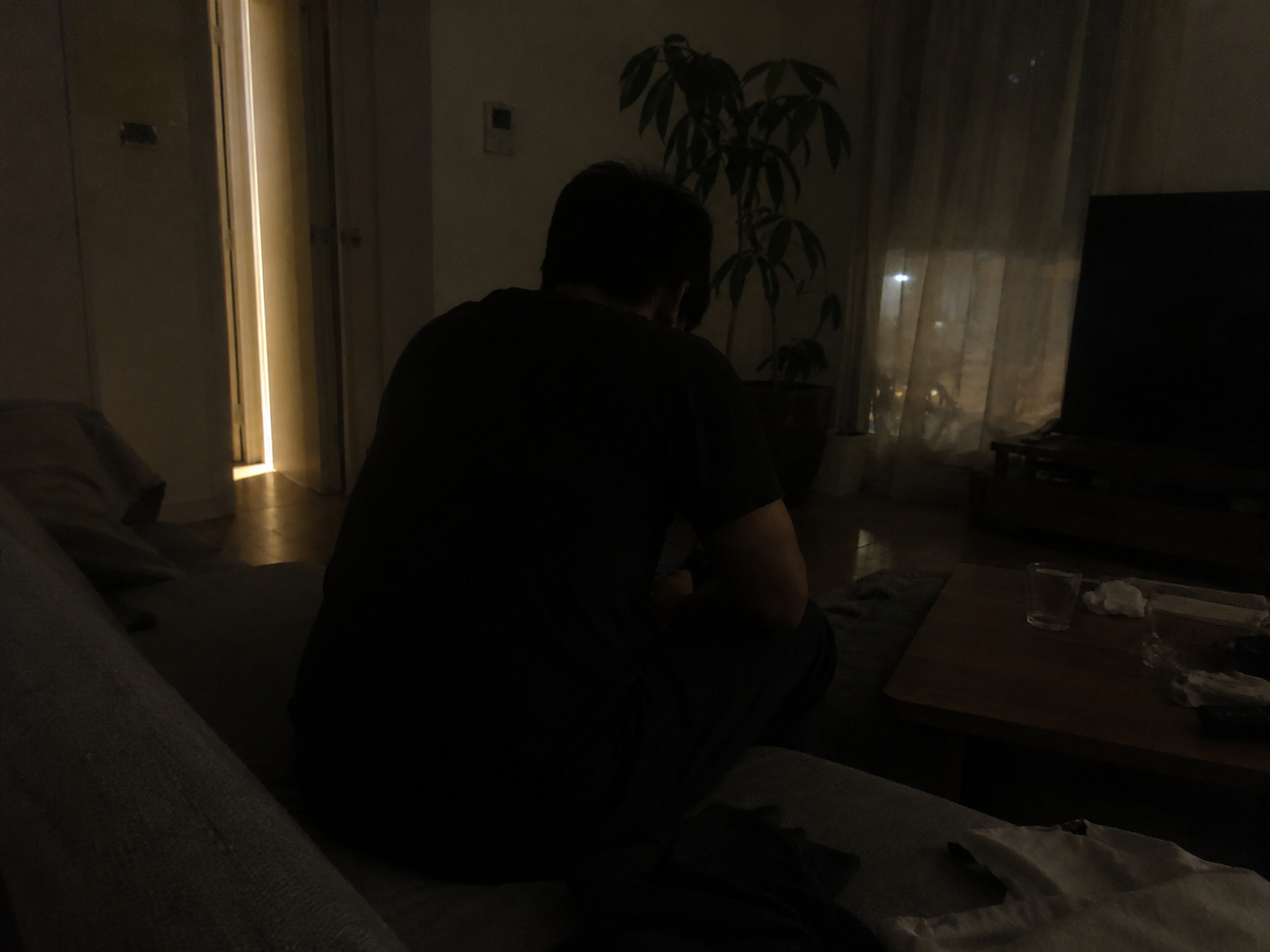 夜11時、リビングの電気を消した後