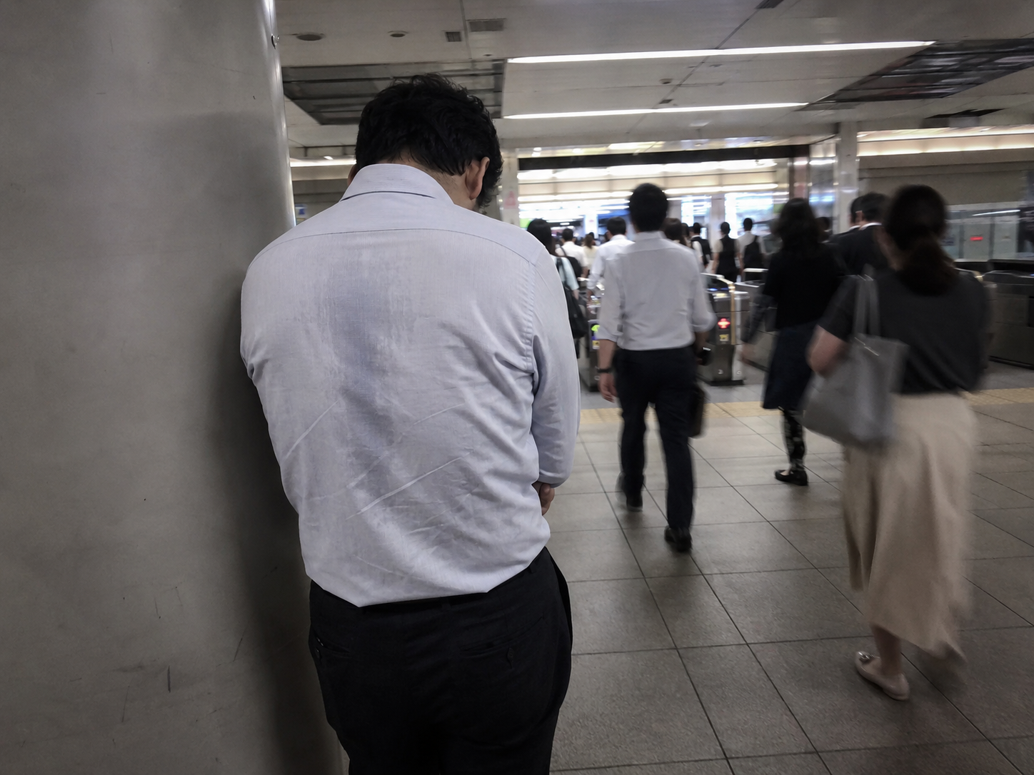 夏の夕方、地下鉄のホーム